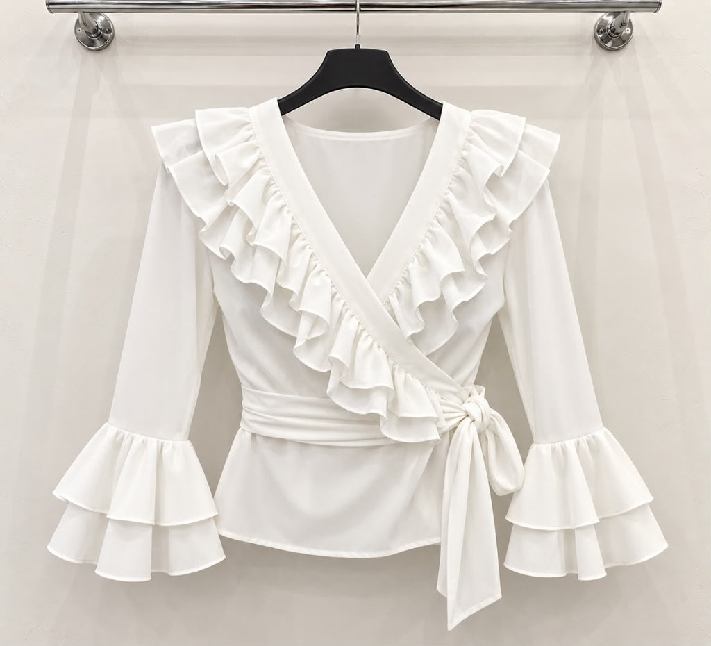 Blouse ANA Blanc, coupe cache-cœur, lien à nouer et doubles volants – tenue de flamenco