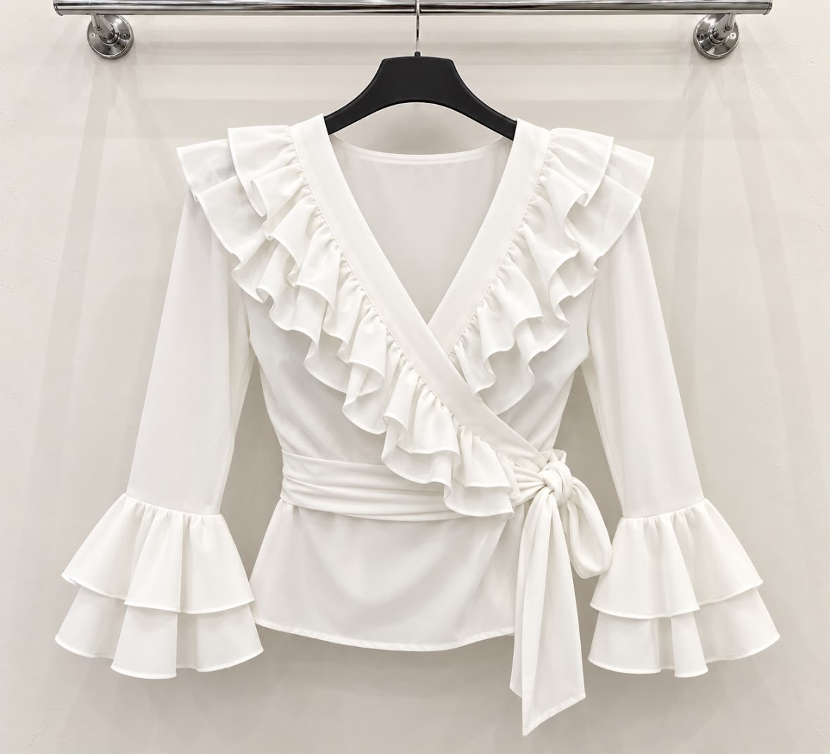 Blouse ANA Blanc, coupe cache-cœur, lien à nouer et doubles volants – tenue de flamenco