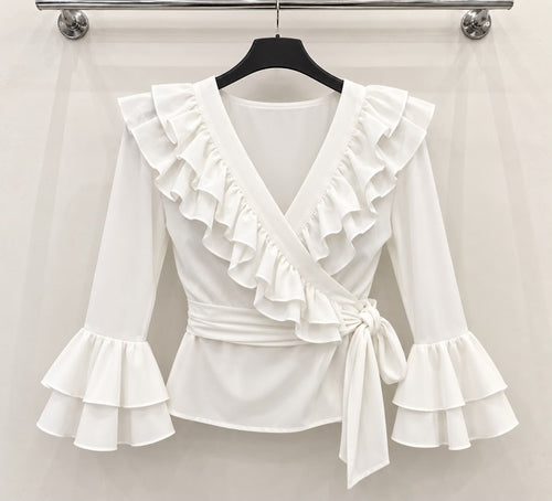 Blouse ANA Blanc, coupe cache-cœur, lien à nouer et doubles volants – tenue de flamenco