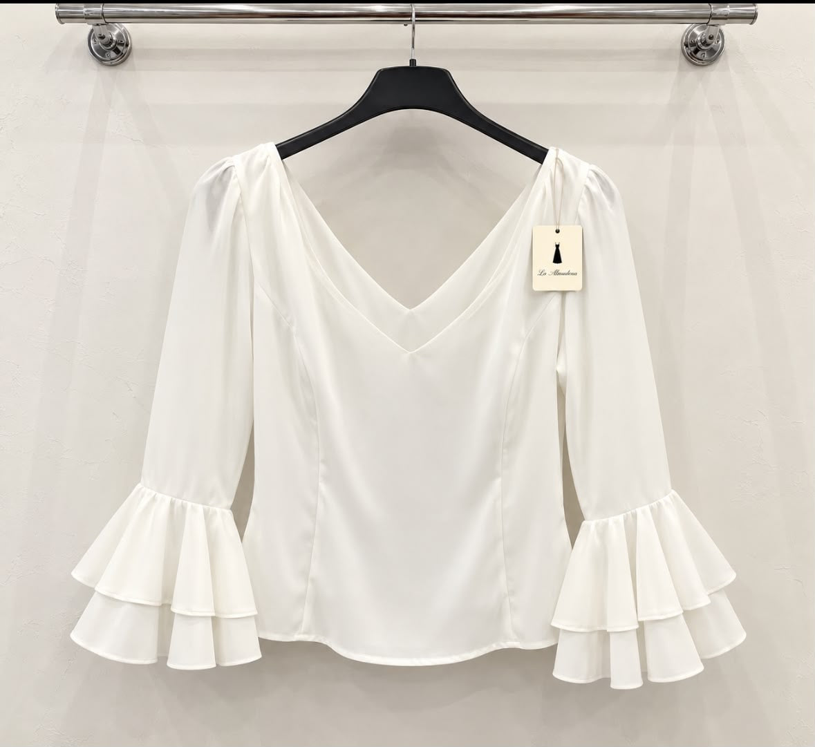 Blouse ARIA blanche, col en V et manches à doubles volants – tenue de flamenco