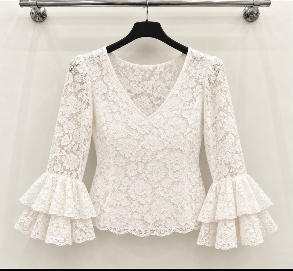 Blouse MAEVA Blanc, dentelle florale, col en V et manches à doubles volants – tenue de flamenco