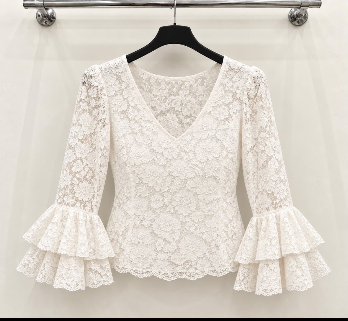 Blouse MAEVA Blanc, dentelle florale, col en V et manches à doubles volants – tenue de flamenco