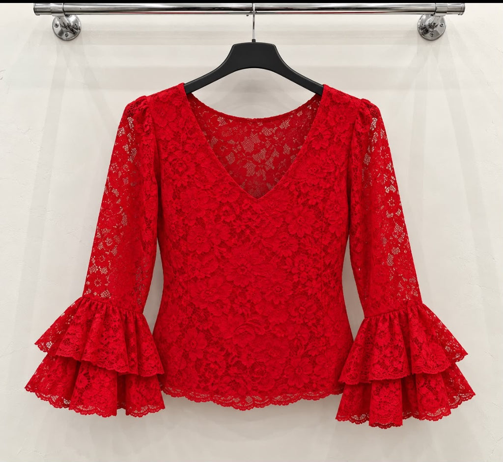 Blouse MAEVA Rouge, dentelle florale, col en V et manches à doubles volants – tenue de flamenco