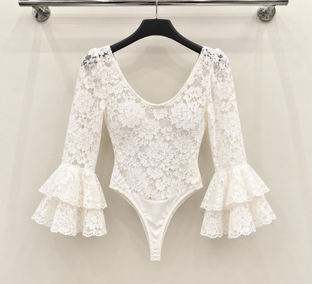 Body ROSA Blanc, dentelle florale, encolure arrondie et manches à doubles volants – tenue de flamenco