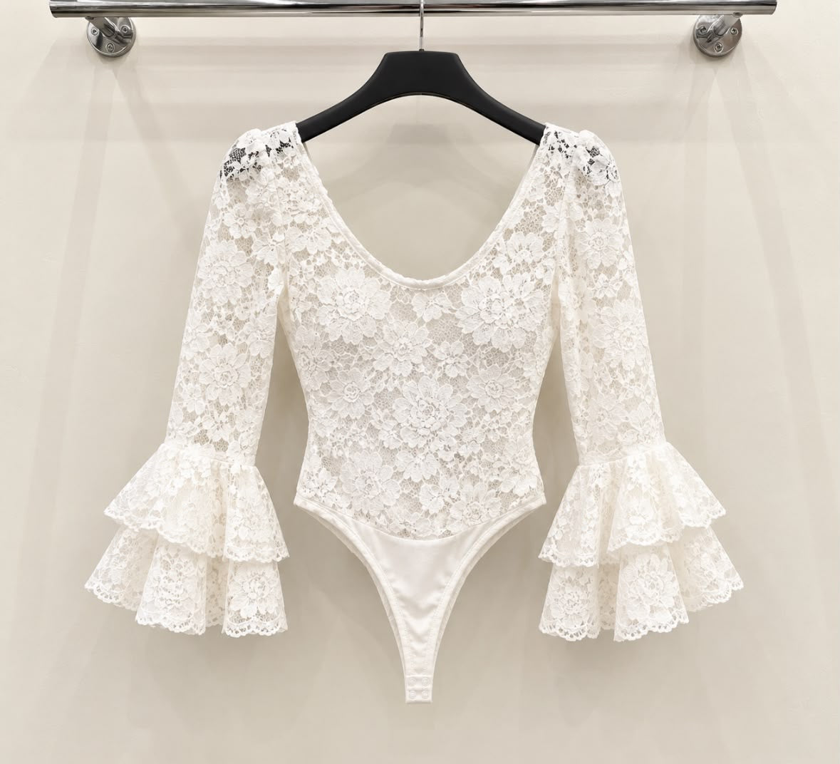 Body ROSA Blanc, dentelle florale, encolure arrondie et manches à doubles volants – tenue de flamenco