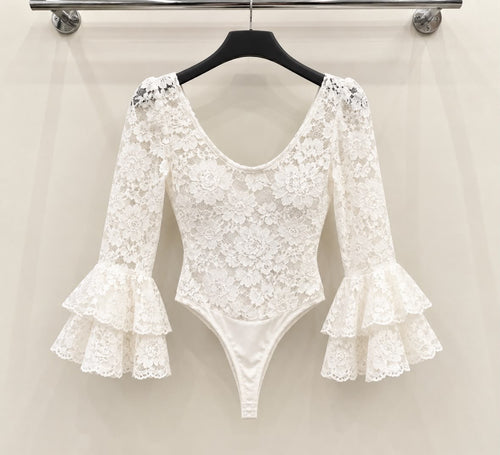 Body ROSA Blanc, dentelle florale, encolure arrondie et manches à doubles volants – tenue de flamenco