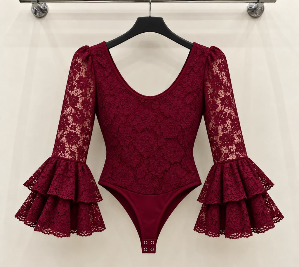 Body ROSA Bordeaux, dentelle florale, encolure arrondie et manches à doubles volants – tenue de flamenco