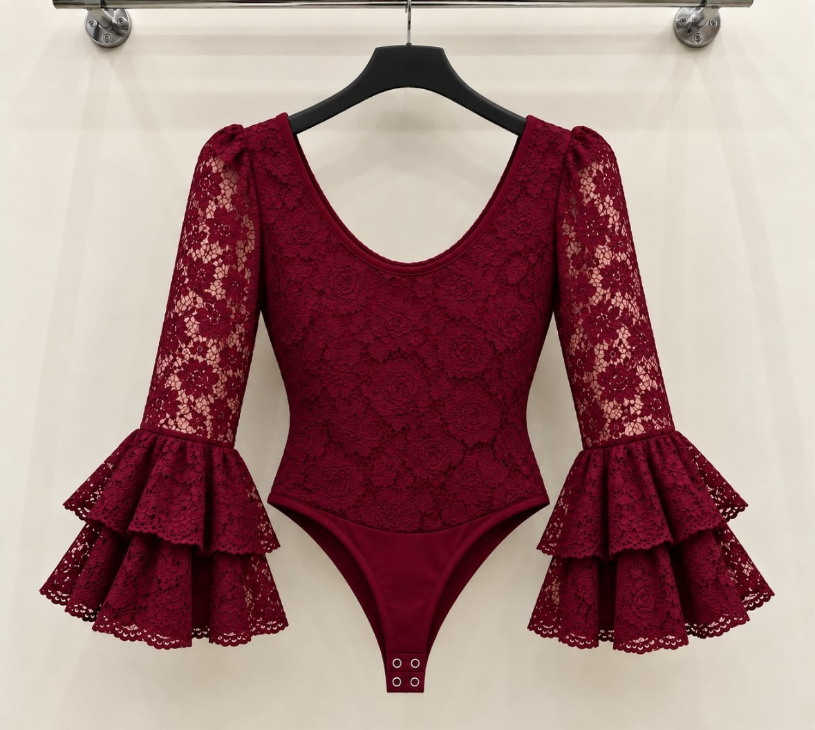 Body ROSA Bordeaux, dentelle florale, encolure arrondie et manches à doubles volants – tenue de flamenco