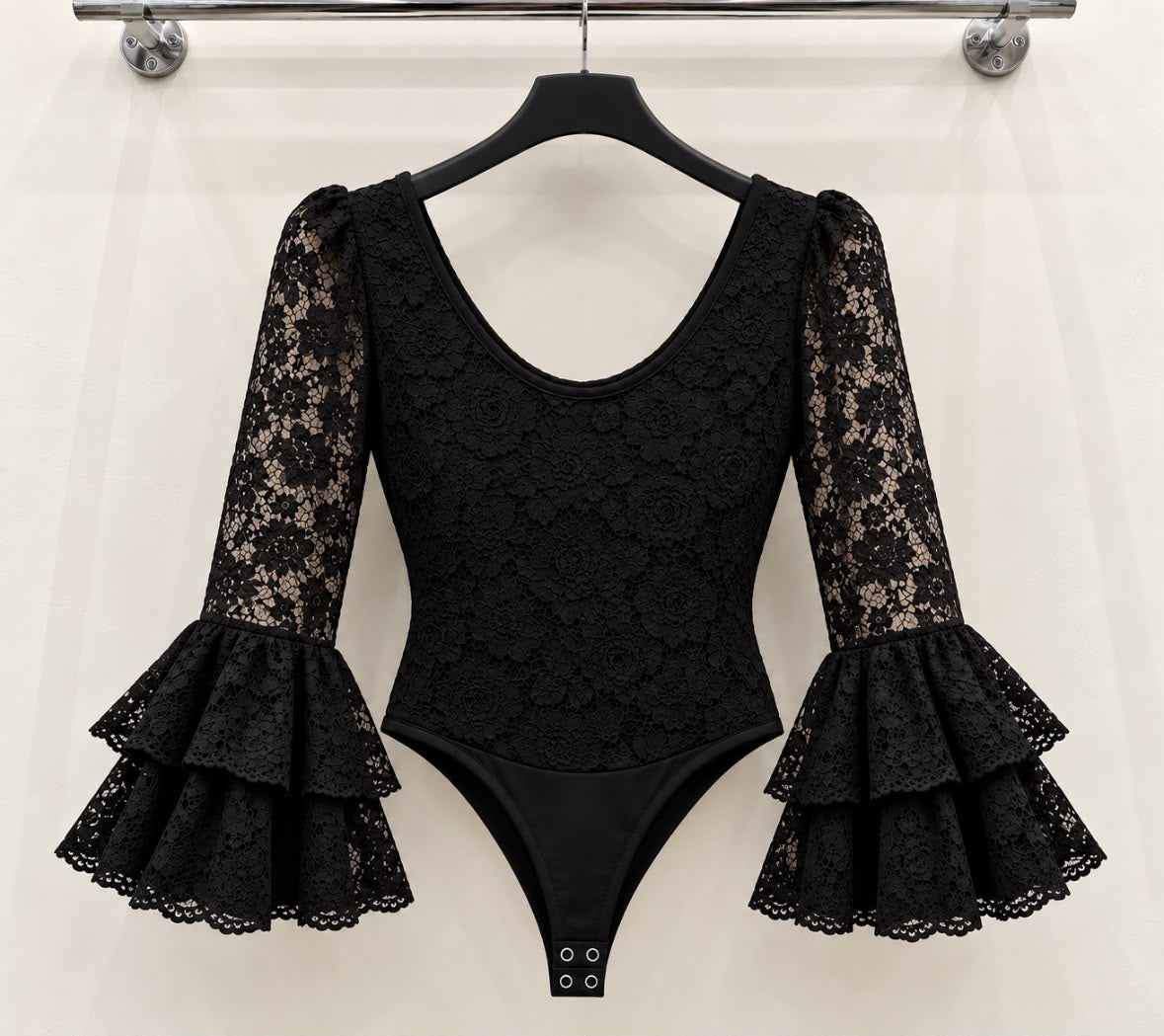 Body ROSA Noir, dentelle florale, encolure arrondie et manches à doubles volants – tenue de flamenco