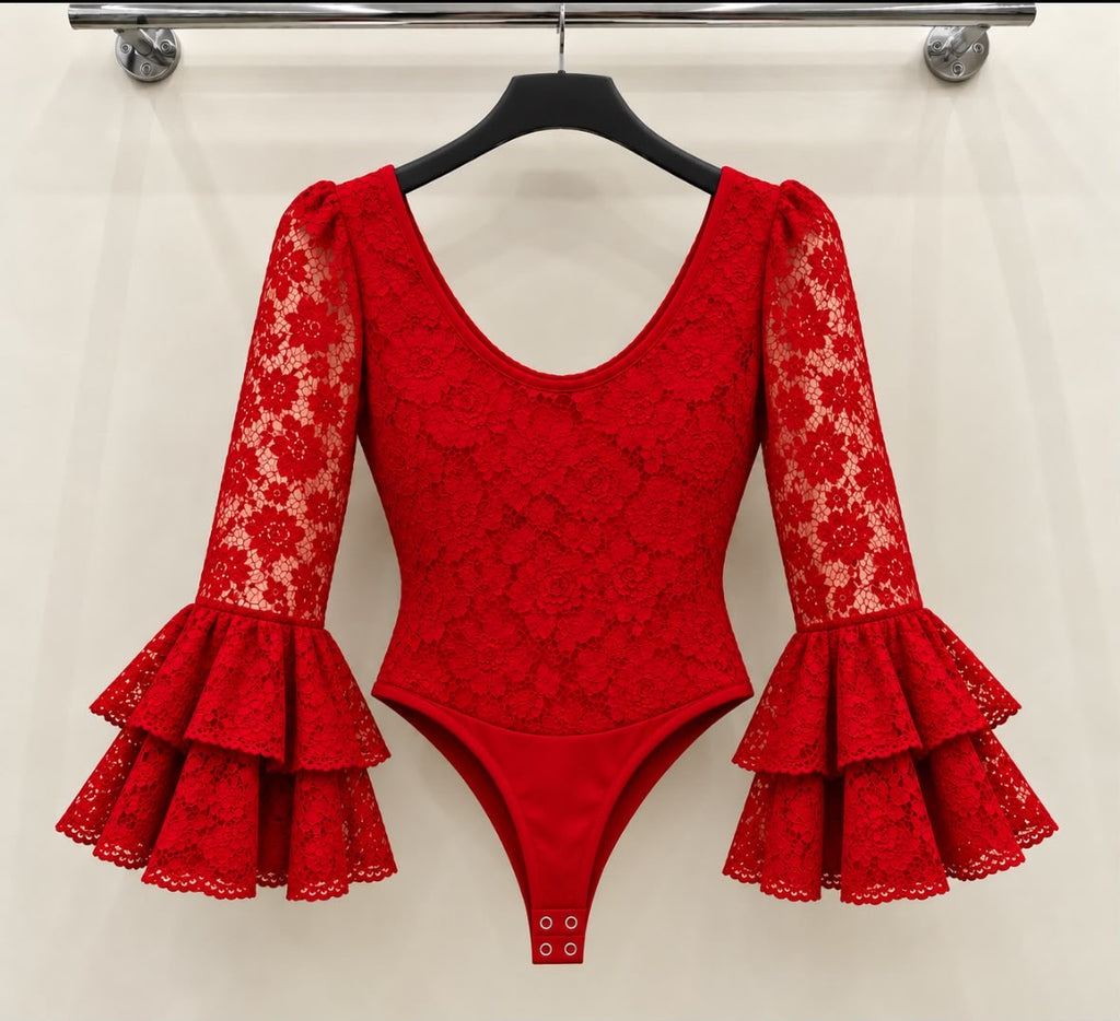 Body ROSA Rouge, dentelle florale, encolure arrondie et manches à doubles volants – tenue de flamenco