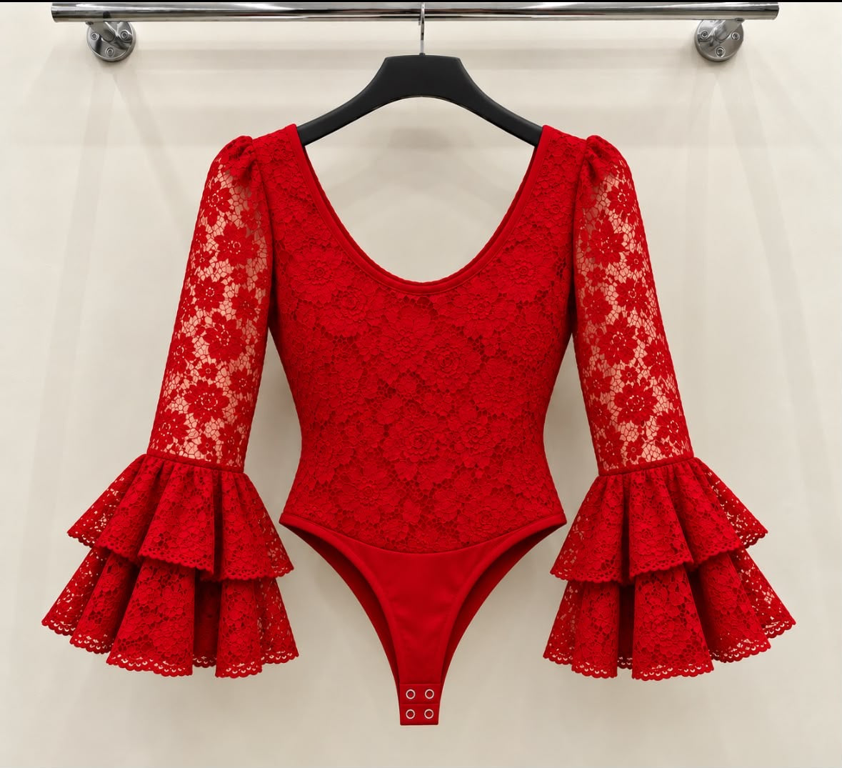 Body ROSA Rouge, dentelle florale, encolure arrondie et manches à doubles volants – tenue de flamenco
