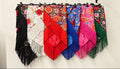 Châle Flora à motifs floraux et longues franges : noir, blanc, rouge, bleu, rose et vert – tenue de flamenco