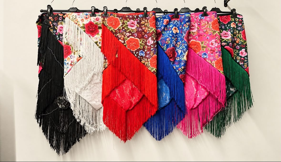 Châle Flora à motifs floraux et longues franges : noir, blanc, rouge, bleu, rose et vert – tenue de flamenco