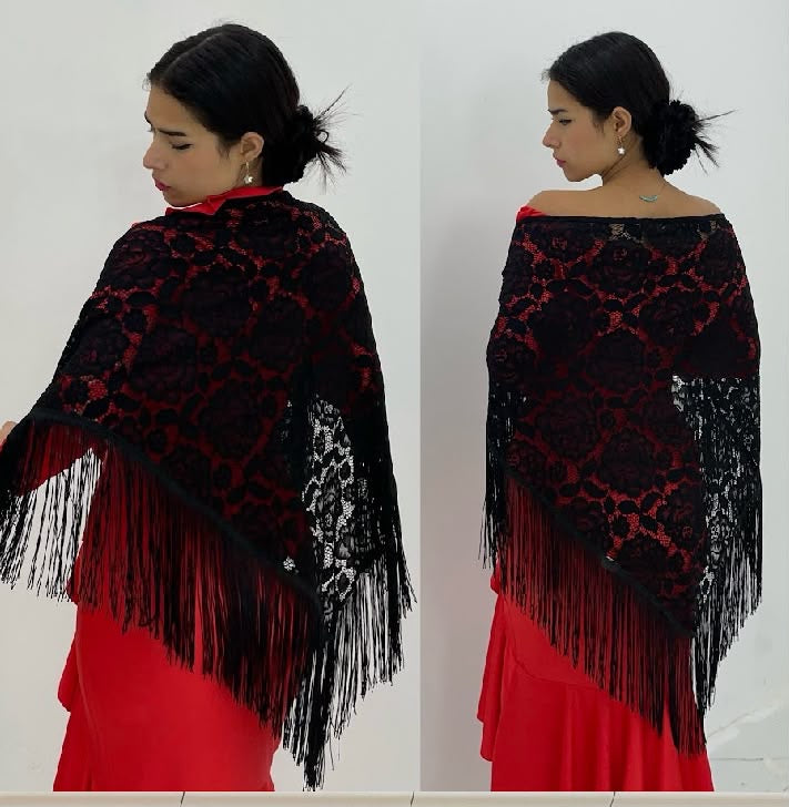 Châle Marina noir porté sur une tenue rouge – tenue de flamenco
