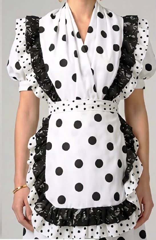 Ensemble Delya porté : tablier et châle blancs à pois noirs avec volants contrastants – tenue de flamenco