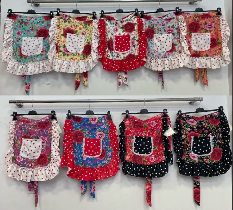 Ensemble Gabriella : les neuf coloris de tabliers fleuris à volants et poche à pois – tenue de flamenco