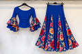 Ensemble enfant TANIA bleu : blouse à volants bleus et fleuris, jupe évasée à godets floraux multicolores – tenue de flamenco
