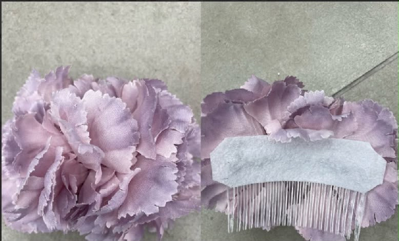 Fleurs Sara lilas, vue des pétales et du peigne de fixation – tenue de flamenco