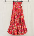 Jupe ALBA à imprimé floral multicolore sur fond rouge, sur cintre – tenue de flamenco