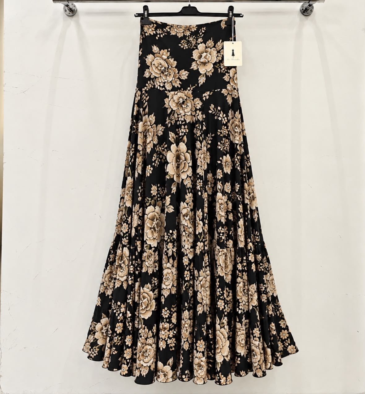 Jupe ESPERANZA noire à fleurs beiges sur cintre – tenue de flamenco