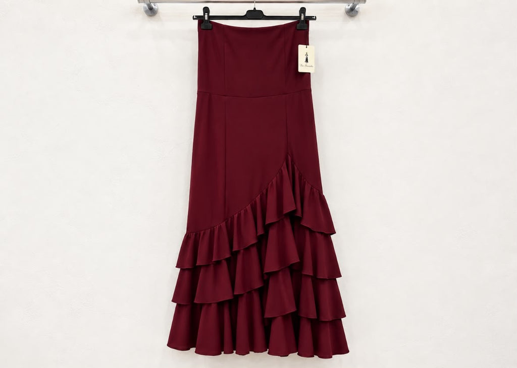 Jupe EVA bordeaux à volants sur cintre – tenue de flamenco