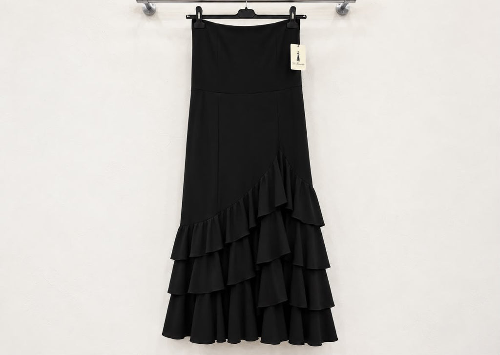 Jupe EVA noir à volants sur cintre – tenue de flamenco