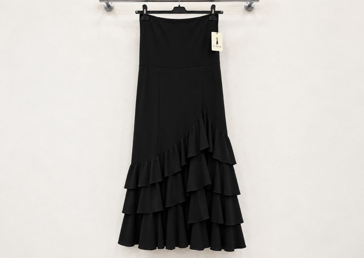 Jupe EVA noir à volants sur cintre – tenue de flamenco
