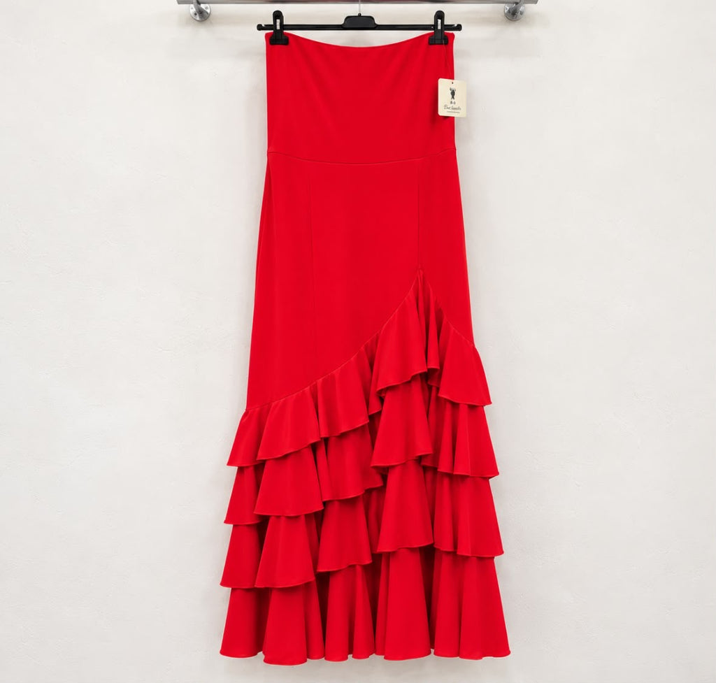 Jupe EVA rouge à volants sur cintre – tenue de flamenco
