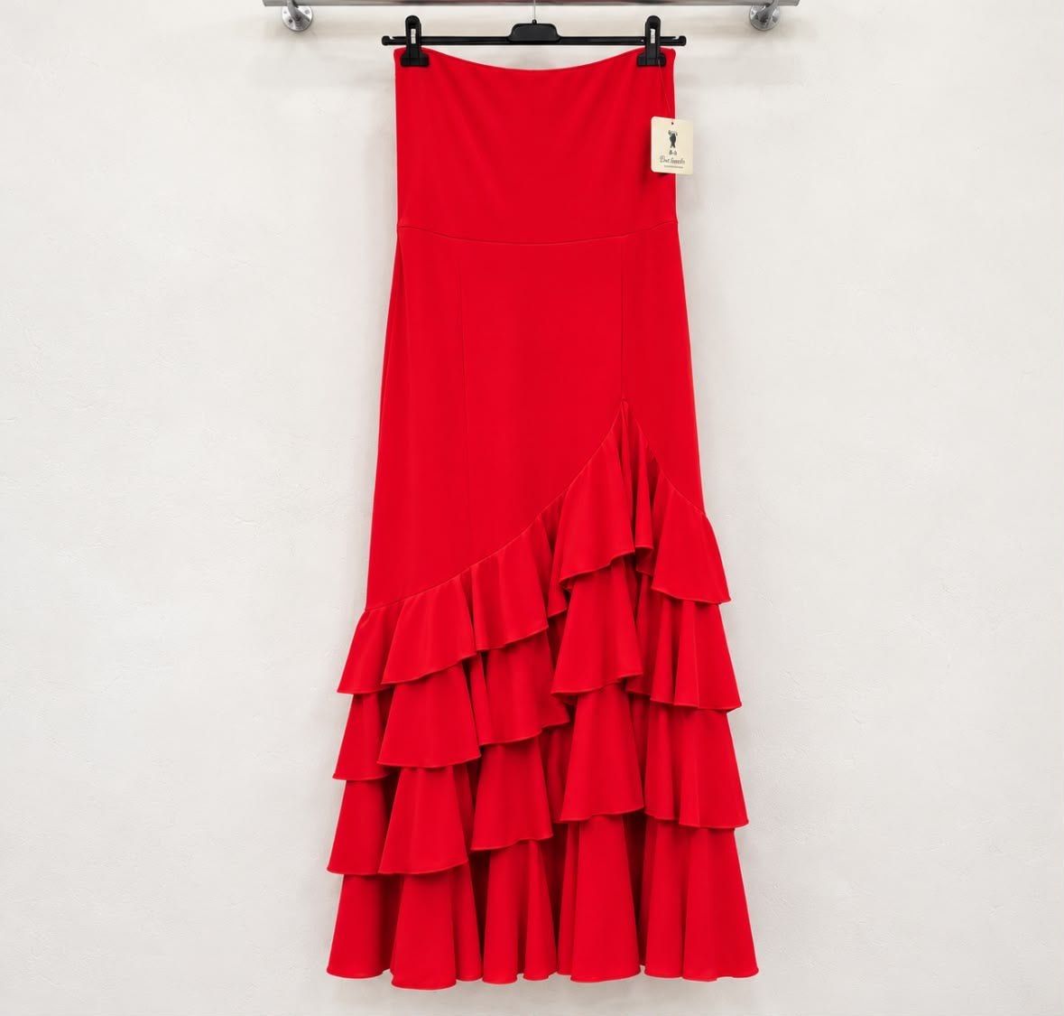 Jupe EVA rouge à volants sur cintre – tenue de flamenco
