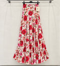 Jupe MACARENA sur cintre, fond blanc à fleurs rouges et roses – tenue de flamenco