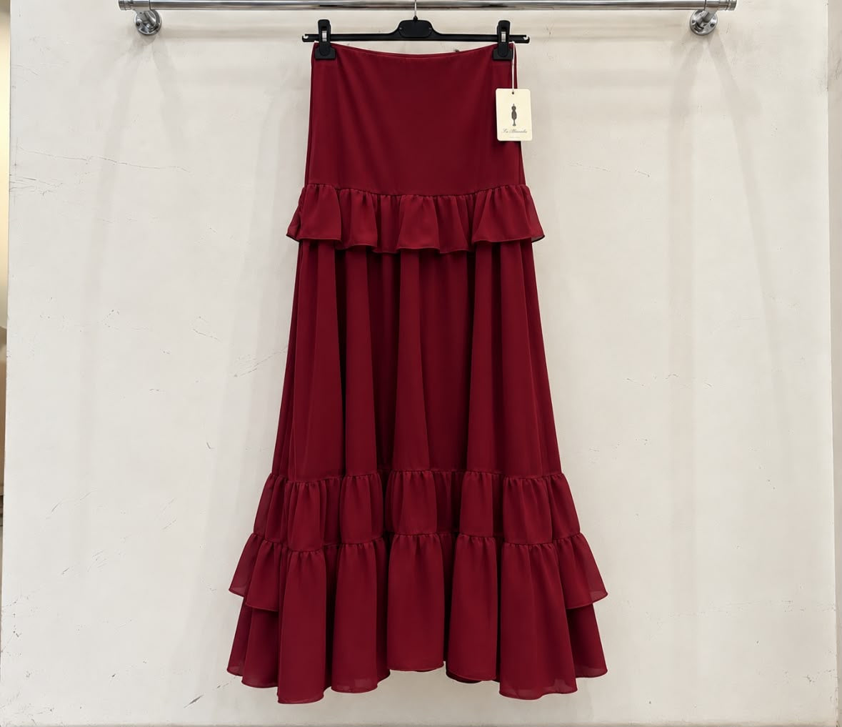 Jupe MARIA bordeaux à volants sur cintre – tenue de flamenco