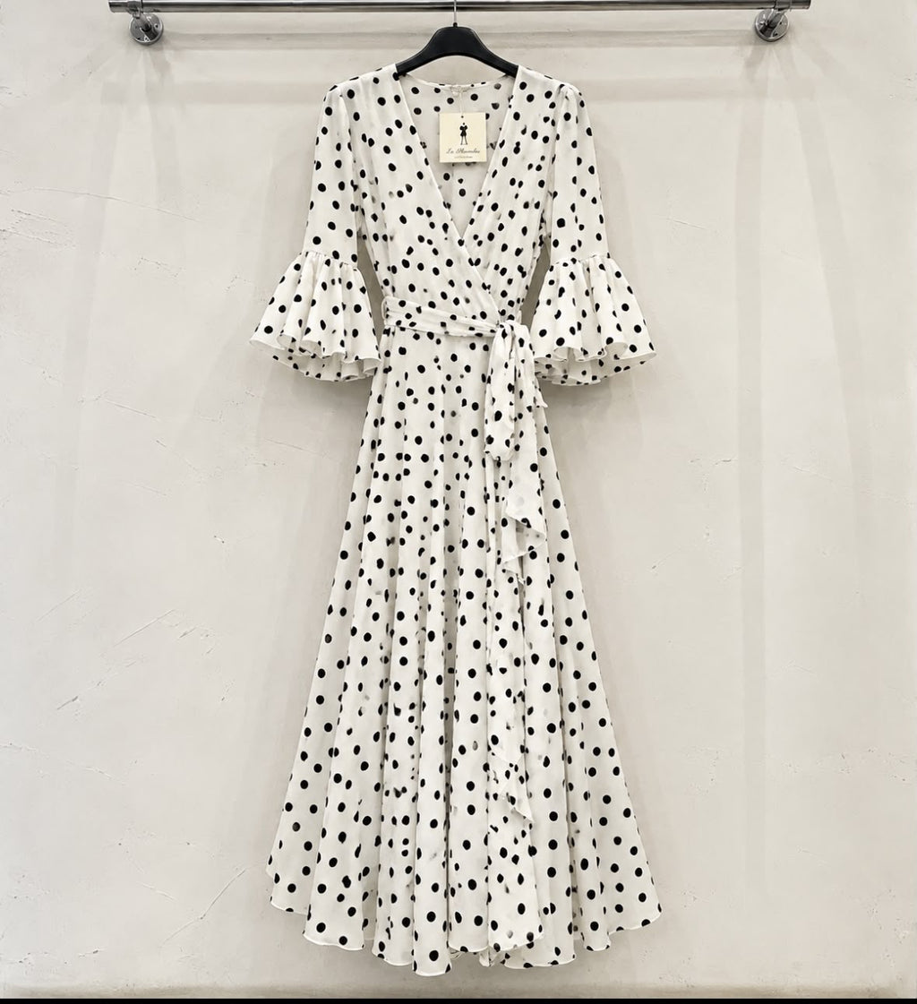 Robe MARIA blanc à pois noirs sur cintre – tenue de flamenco