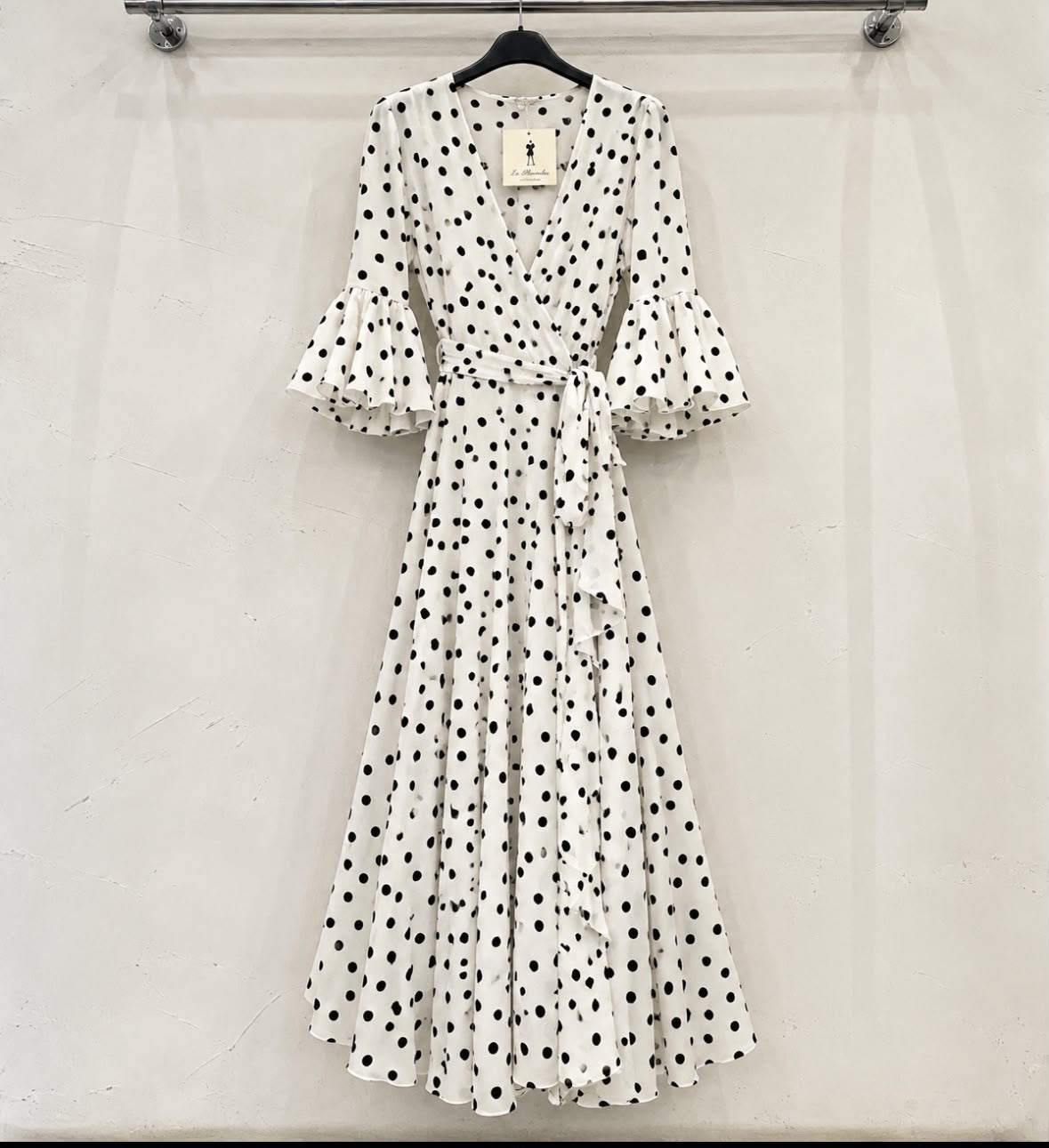Robe MARIA blanc à pois noirs sur cintre – tenue de flamenco