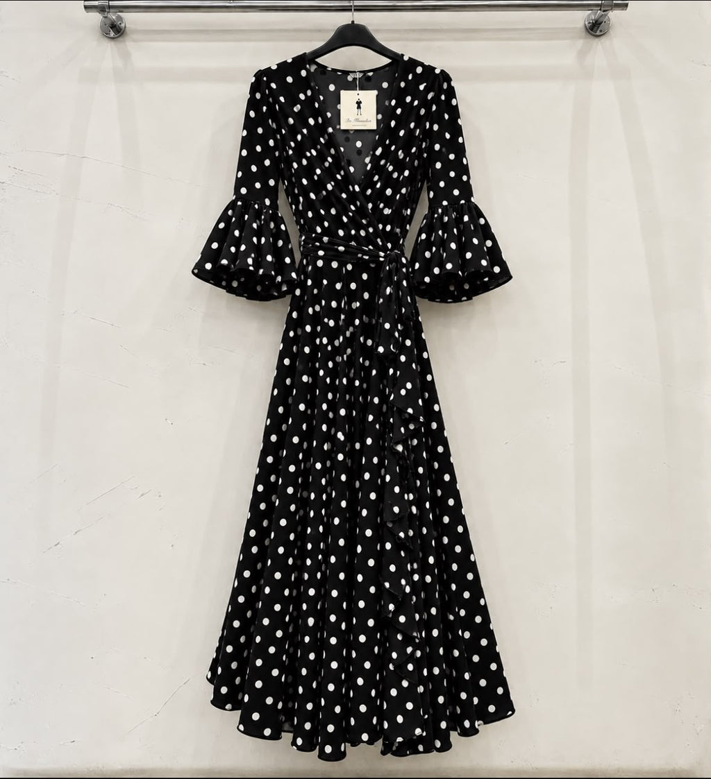 Robe MARIA noir à pois blancs sur cintre – tenue de flamenco