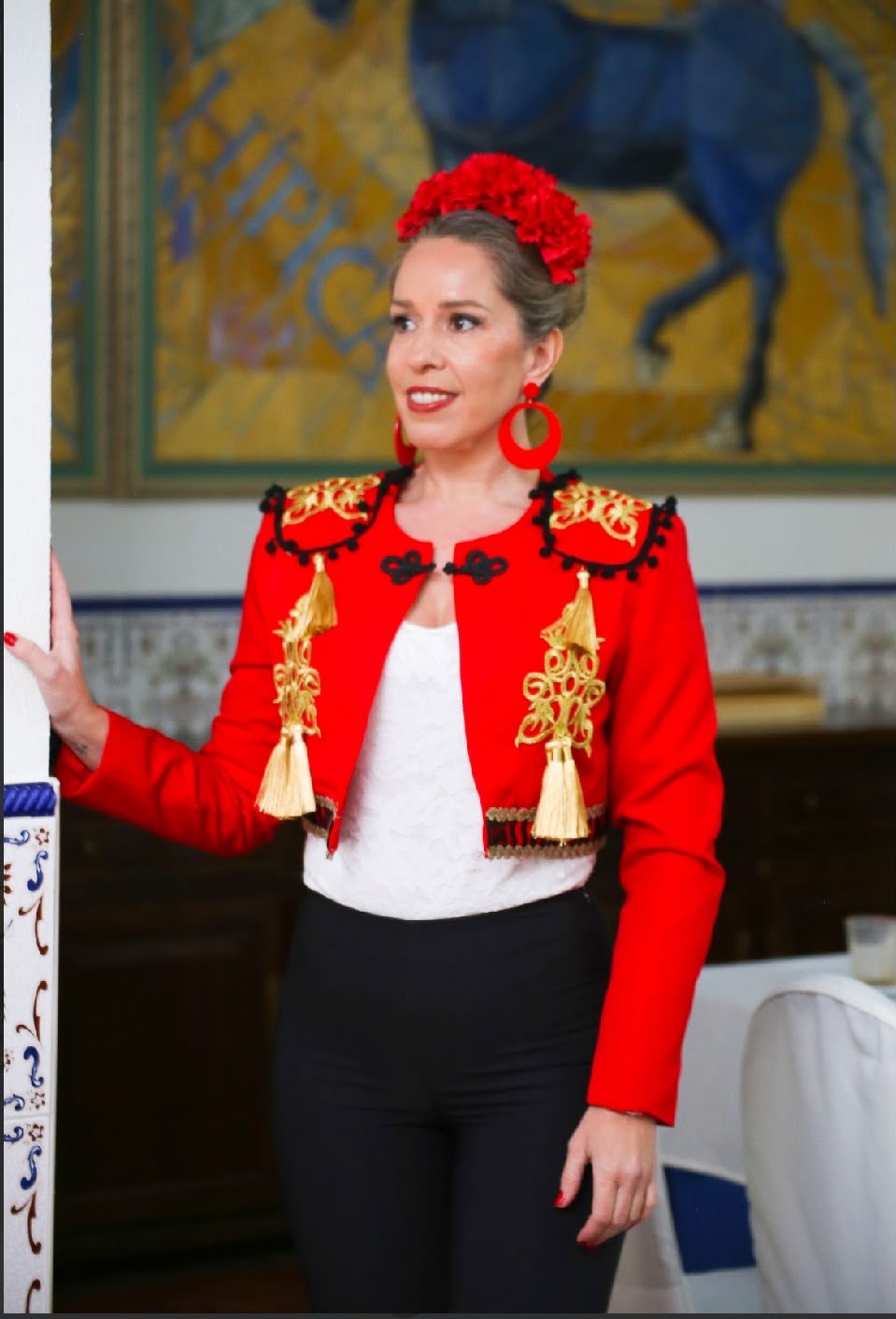 Torera TRIANA rouge portée, vue de face – tenue de flamenco