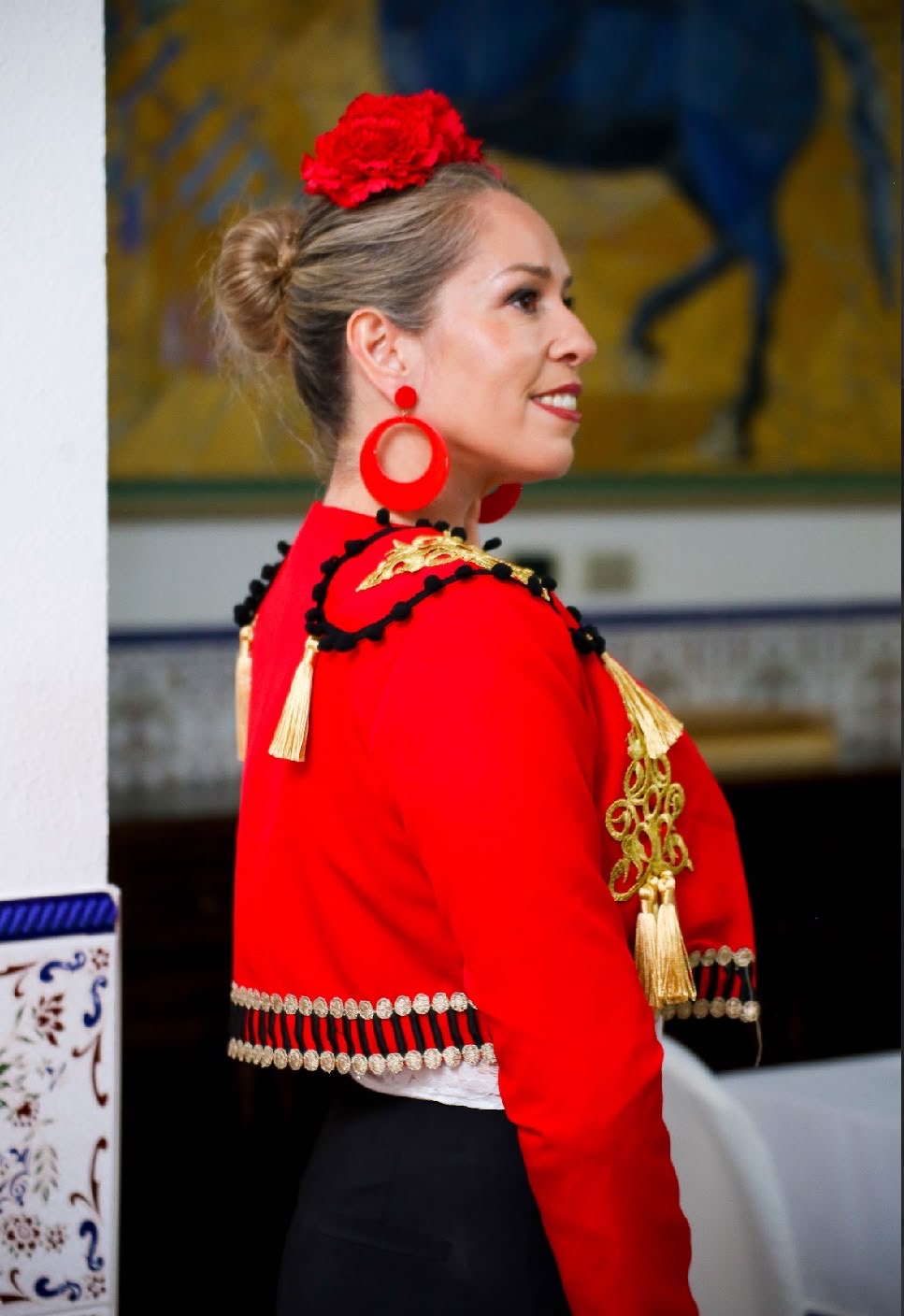 Torera TRIANA rouge portée, vue de profil – tenue de flamenco